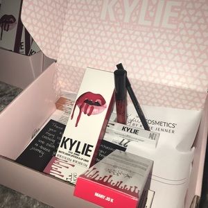Kylie Cosmetics Makeup - Kylie Jenner “MARY JO K” Lip Kit Kylie Cosmetics Makeup - Kylie Jenner “MARY JO K” Lip Kit